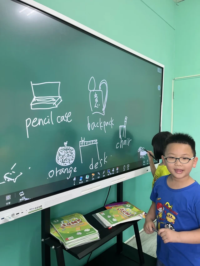 孩子在智慧黑板上練習英文單字